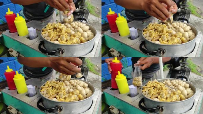 印尼街头食品名为 “Cilok”，由木薯粉，豆腐和调味料制成