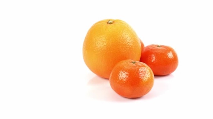 白色背景上的橙色水果