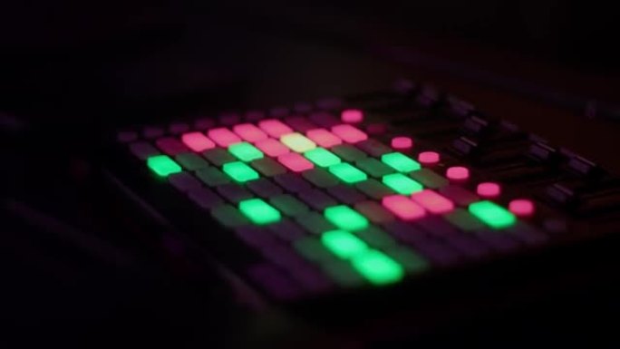 DJ控制台在夜总会派对上闪耀着不同的颜色