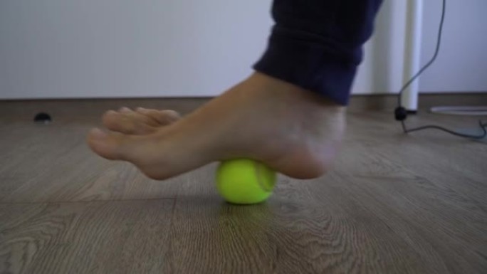 在脚下滚动网球的练习示例