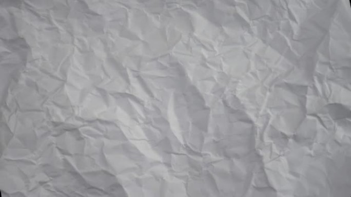 皱巴巴的纸张停止运动，用于复印空间。视频效果叠加的纸质动画