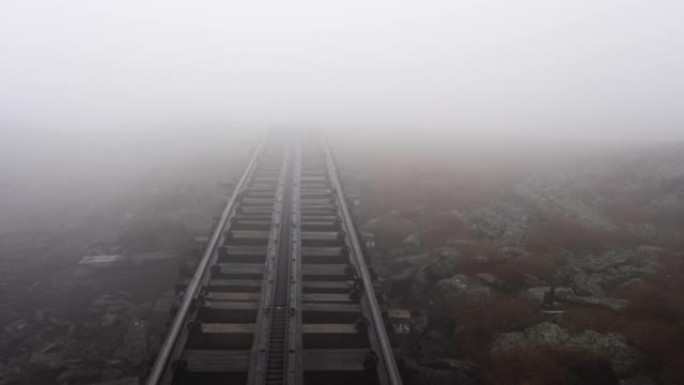 在怀特山脉的世界上第一条生物柴油齿轮铁路上穿越雾，穿越华盛顿山