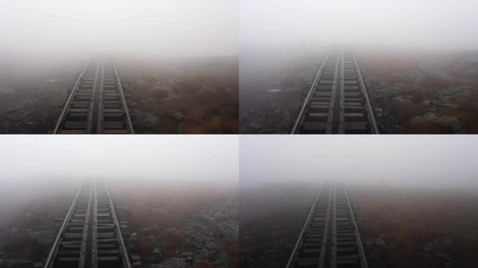 在怀特山脉的世界上第一条生物柴油齿轮铁路上穿越雾，穿越华盛顿山