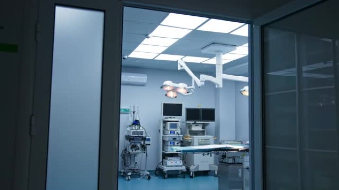 通往空荡荡的现代手术室的门口，灯亮了。手术室墙壁上放置的各种设备。