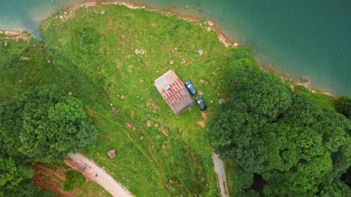 位于法国可疑湖湖畔的一间小木屋的鸟瞰图