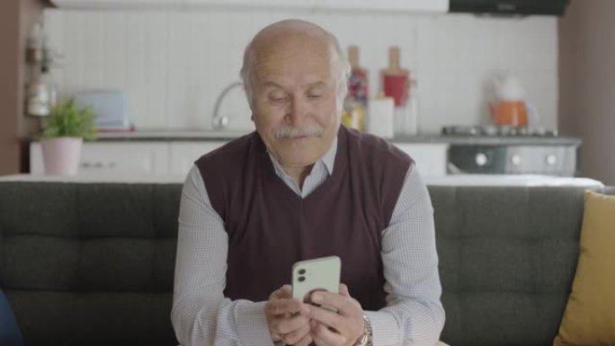 70年代快乐男性用户在线视频通话。