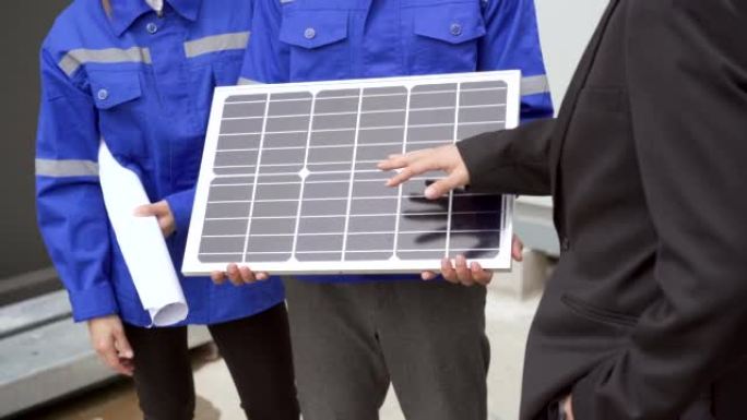 销售工程师团队介绍了太阳能电池板系统。