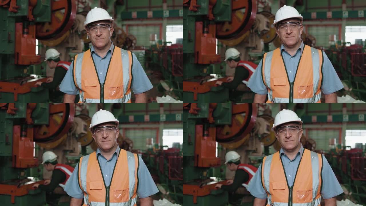 一位白人男性专业工程师的肖像，穿着安全帽和背心在工业工厂辛勤工作。