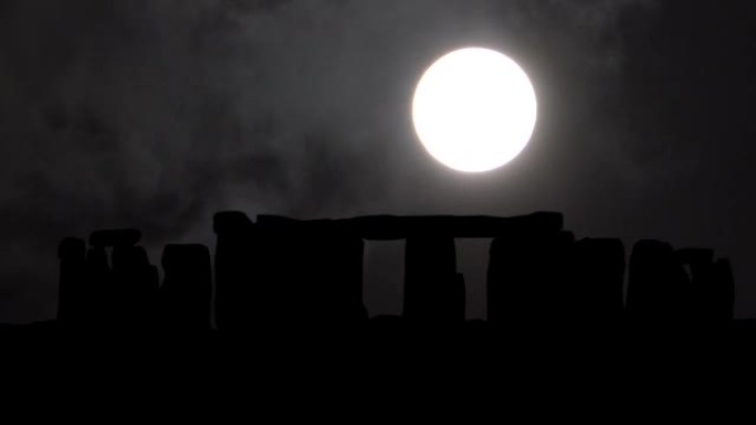 英国威尔特郡的巨石阵，满月和云时间流逝