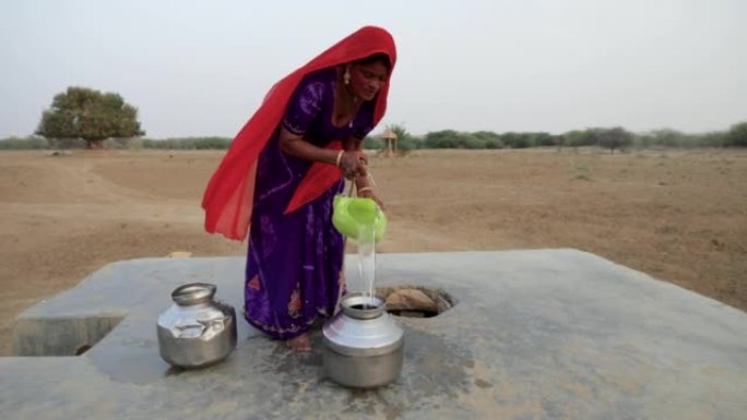 印度妇女从印度拉贾斯坦邦沙漠村庄的井中取水