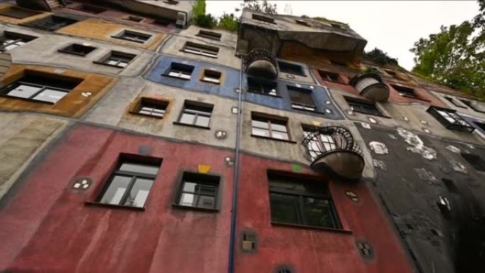 维也纳、奥地利、2022年8月。带有广角镜头和维也纳Hundertwasser房屋彩色立面的低角度视