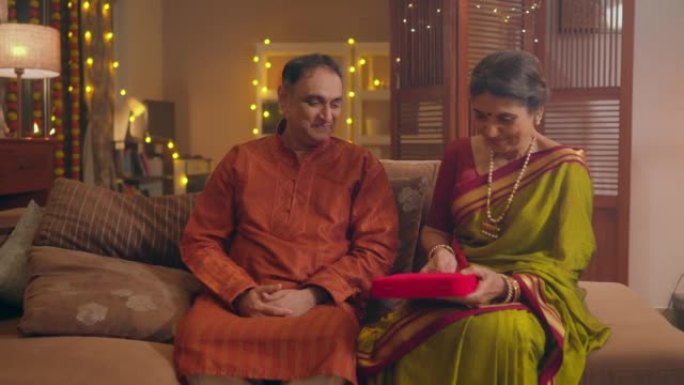 印度老年丈夫在排灯节上用珠宝礼品盒给妻子带来惊喜