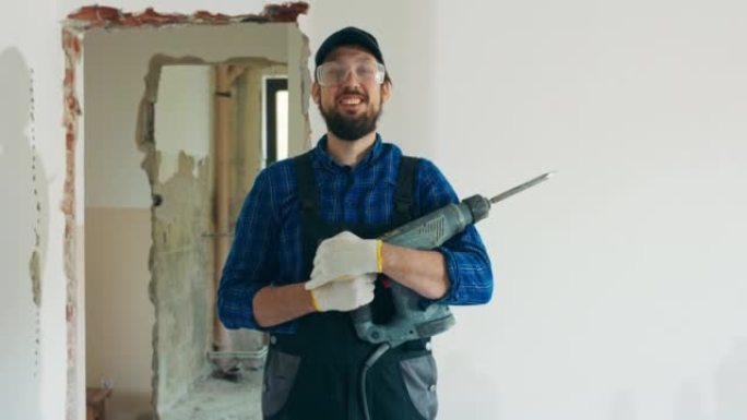 满意的工人进行家庭浴室拆除，普通公寓装修用锤子，瓷砖碎裂，有经验的建筑工人