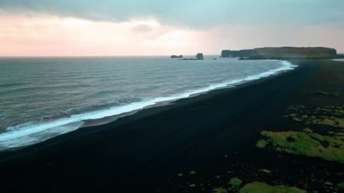 冰岛Reynisfjara海滩日落时的大风天气和海浪