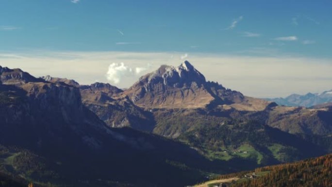 多洛米蒂山脉的Alta Badia山谷和Peitlerkofel山 (Sass de Putia)