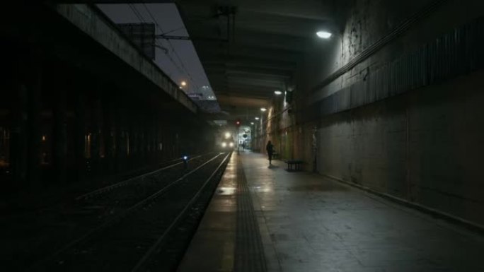 废弃的铁路/地铁站台。犹太人区。夜市阴雨秋雾天气。哥谭市情绪。电影风格。