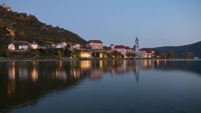奥地利瓦豪山谷杜恩施泰因镇的日夜全景。