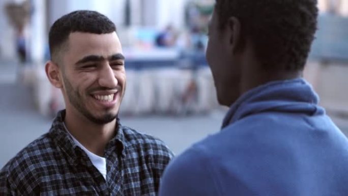 来自不同文化背景的两个非洲朋友在市中心谈笑风声: 友谊、团结和兄弟情谊的概念