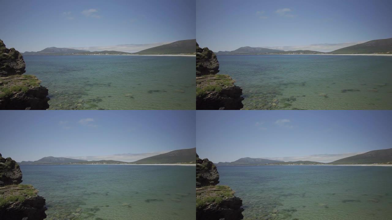 爱尔兰阿基尔岛龙骨海滩上慢浪冲刷岩石的视频