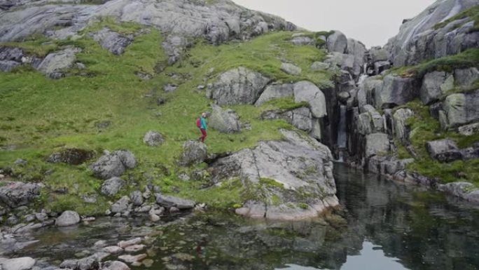 挪威山区徒步旅行的妇女