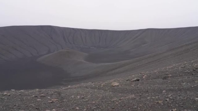 在Hverfjall火山边缘的偶然人员