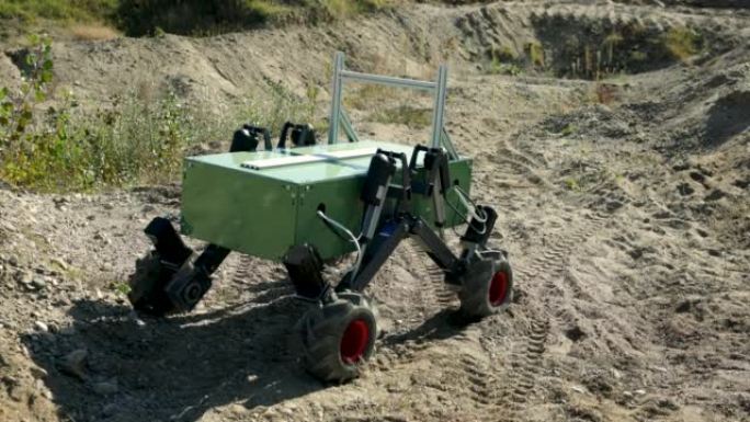 军用拆弹机器人原型在崎岖地形上的测试