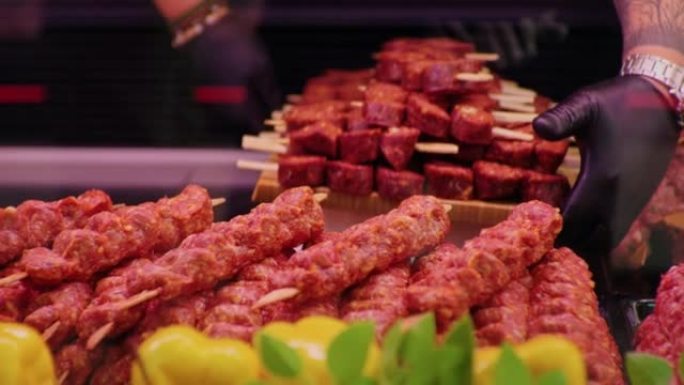 关闭土耳其烤肉串羊肉在超市。