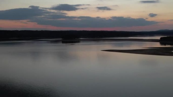 日落时分，佐治亚州伍德斯托克的阿拉托纳湖的空中拍摄