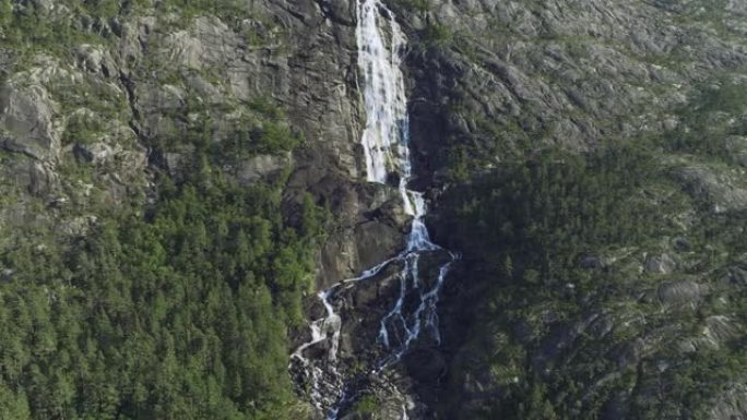 挪威峡湾附近瀑布附近道路的鸟瞰图