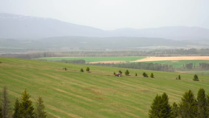 拖拉机穿过田野的乡村景象，斯洛伐克