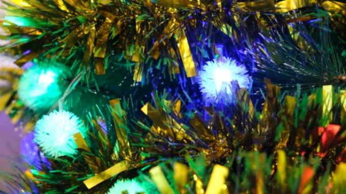 花环灯，波克效应。圣诞节和节日快乐，新年概念。节日装饰的圣诞树树枝上有明亮的金球，模糊的闪闪发光的童