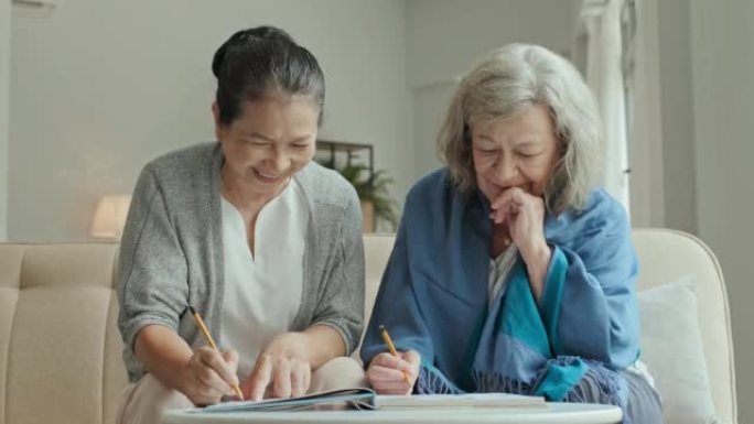 享受在养老院解决填字游戏的高级女性