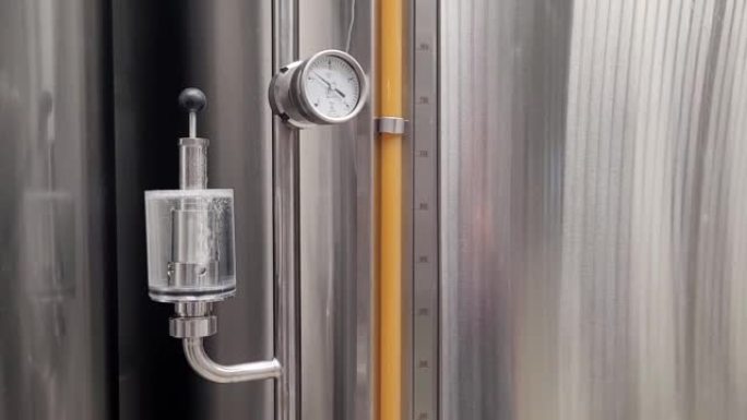 啤酒厂的精酿啤酒酿造设备。现代啤酒厂。金属罐，酒精饮料生产过程。垂直