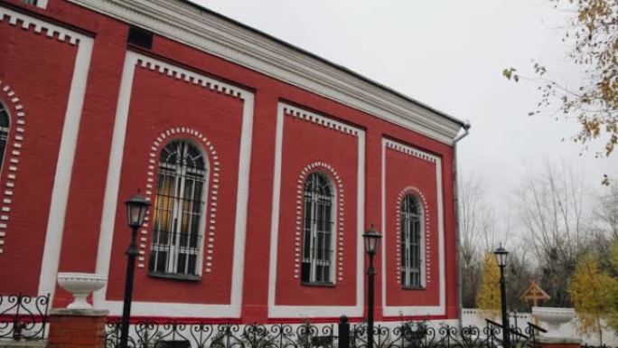 基督教教堂的墙壁是红色的。拍摄宗教建筑
