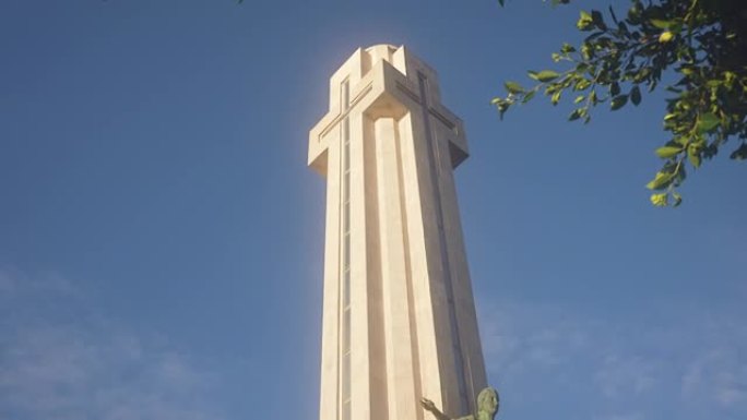 近距离观看在圣克鲁斯倒下的纪念碑