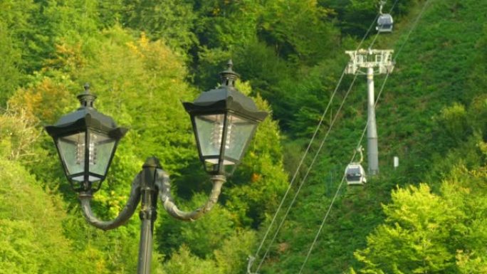 缆车背景上的路灯上下山索道