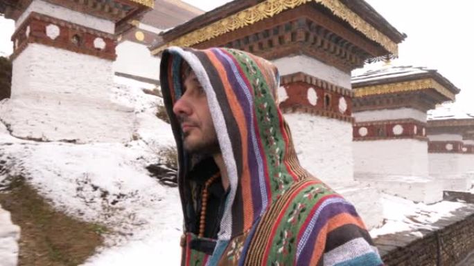 一名男子在不丹的Druk Wangyal Chortens的Dochula山口行走