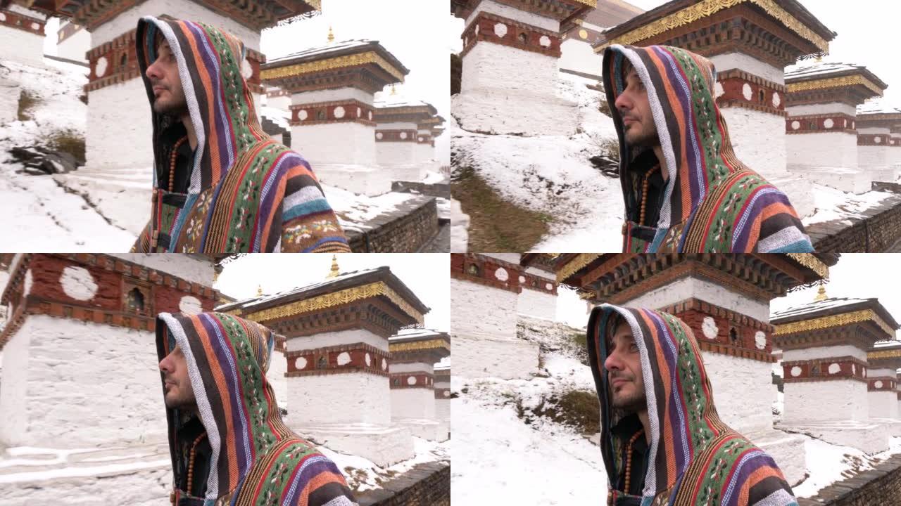 一名男子在不丹的Druk Wangyal Chortens的Dochula山口行走