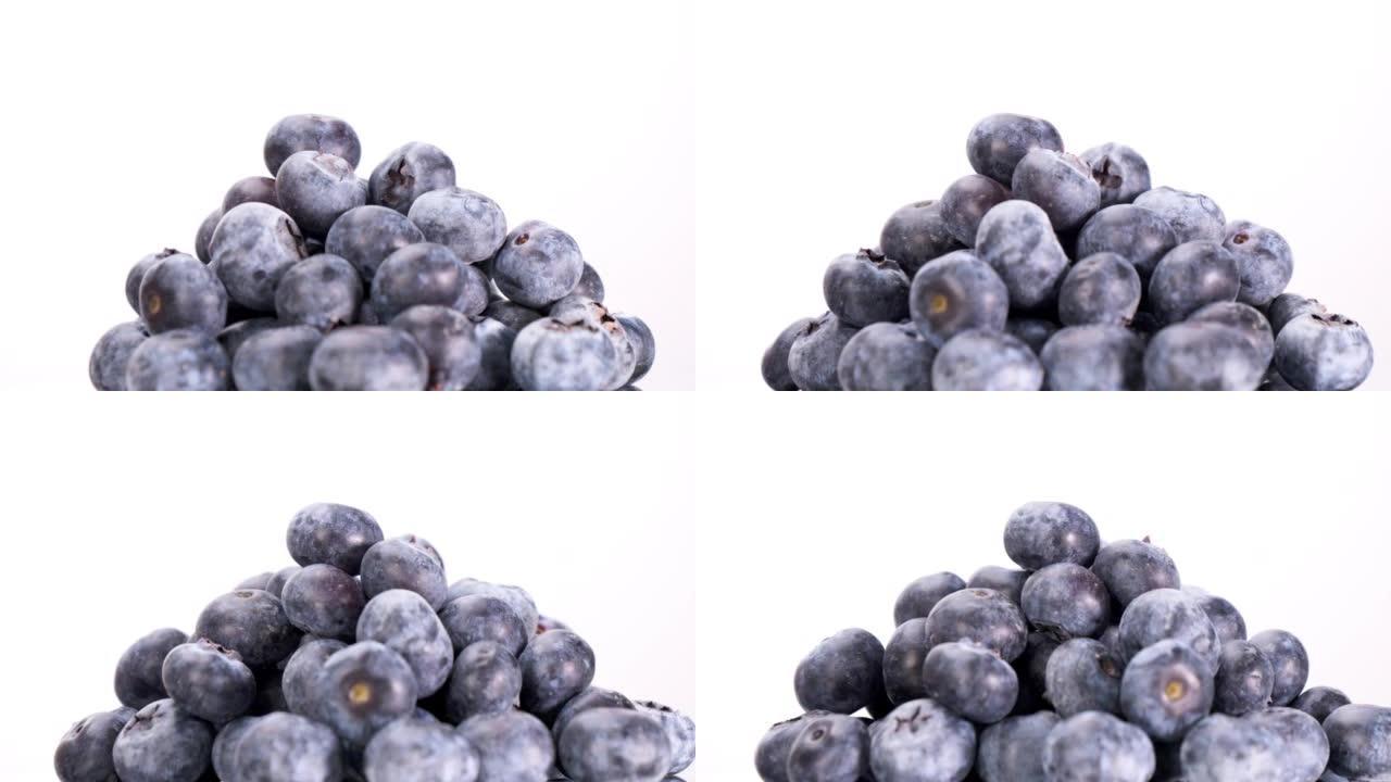 白色背景上的新鲜蓝莓。
