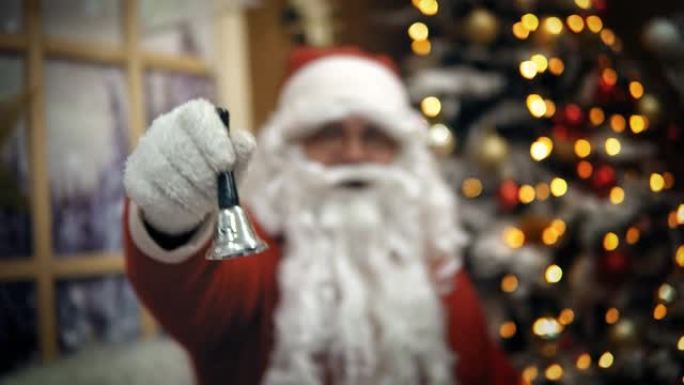 圣诞老人敲响了一个小铃铛。叮当铃。购买的节省。圣诞节快到了。为圣诞之夜做准备。促销