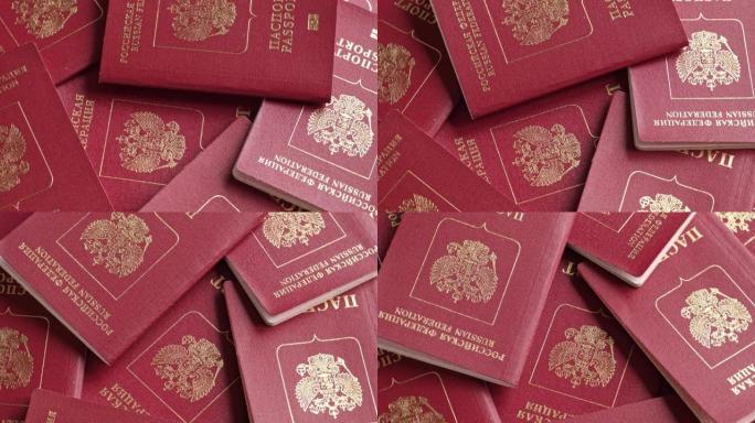 俄罗斯护照在转盘上旋转。旅行证件。外国护照。俄罗斯联邦国家护照特写。度假和旅游概念。高角度视图。平躺