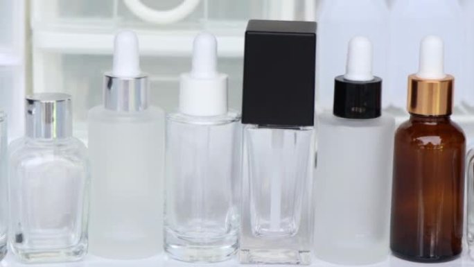 白色背景上的美容产品瓶或血清瓶