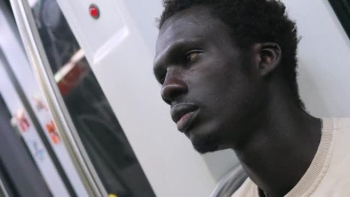 地铁上紧张疲惫的非洲裔男子工作一天后要回家休息