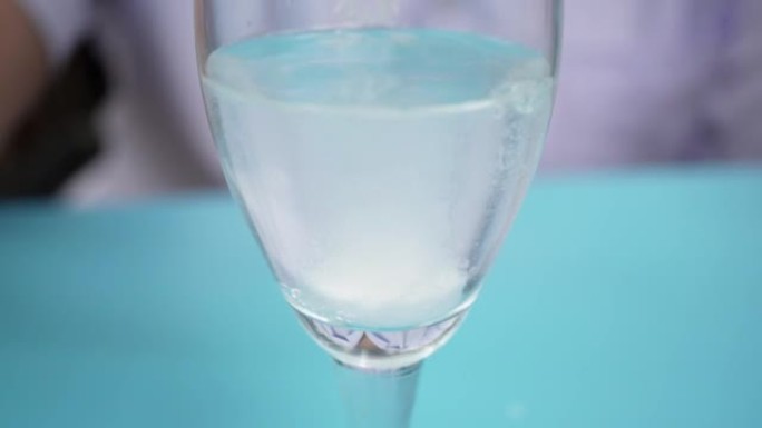 医疗: 视频显示了溶解在测试玻璃中的泡腾片的崩解，粘液溶解药物测试。