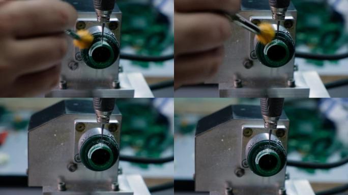 现代珠宝技术。数控机床切出绿色蜡环。生产戒指。工艺珠宝制作。