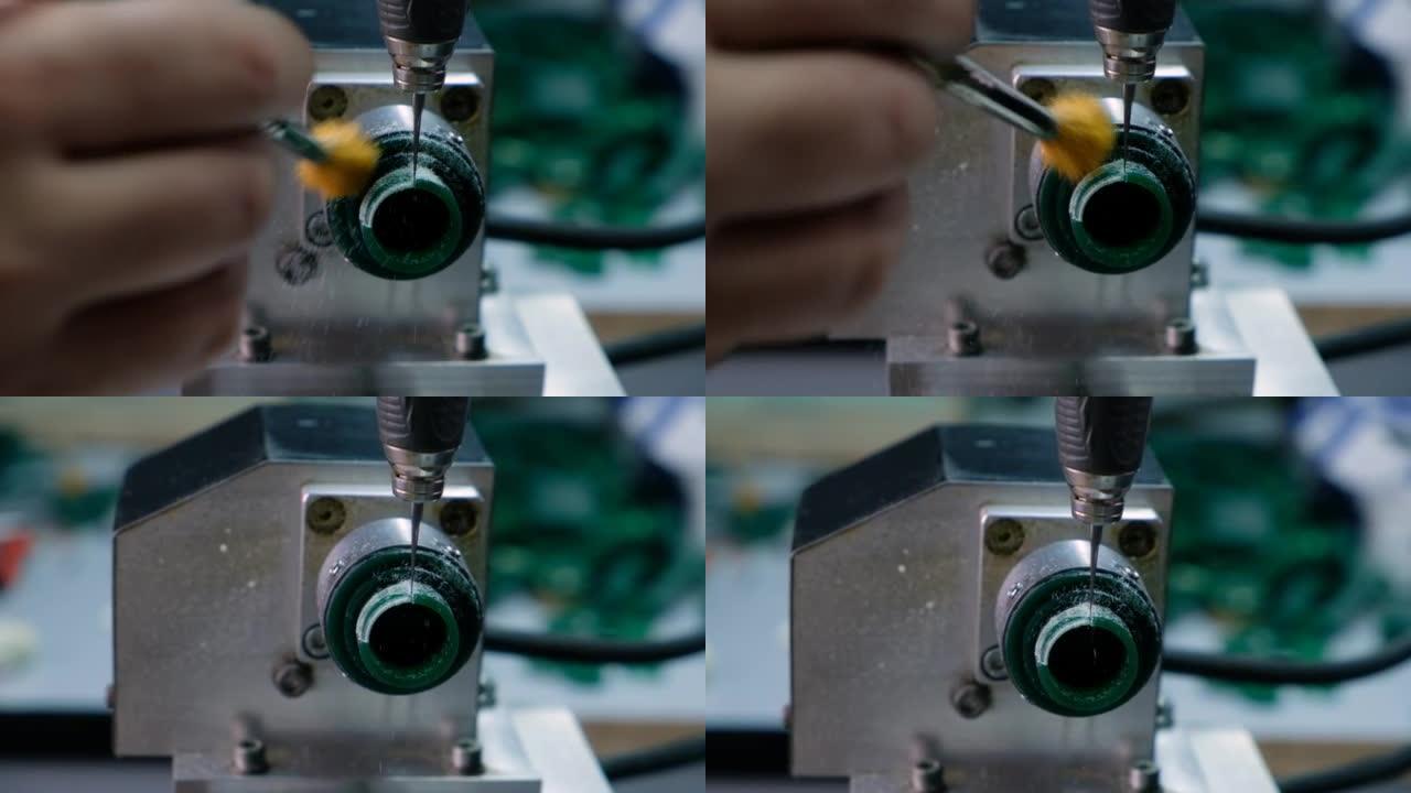 现代珠宝技术。数控机床切出绿色蜡环。生产戒指。工艺珠宝制作。