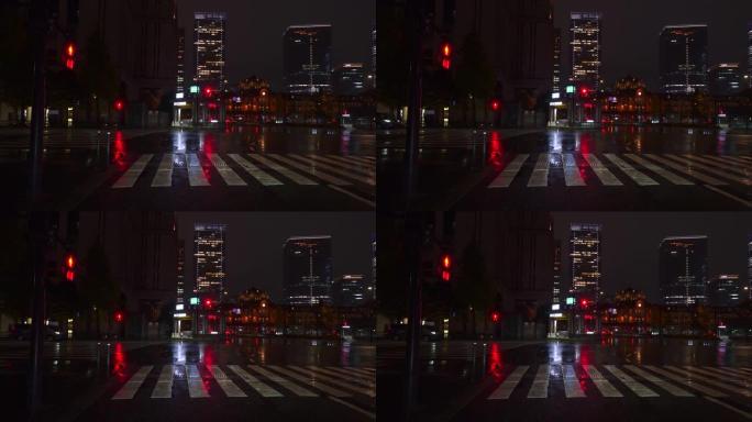 夜间市区下雨天的交通，汽车灯