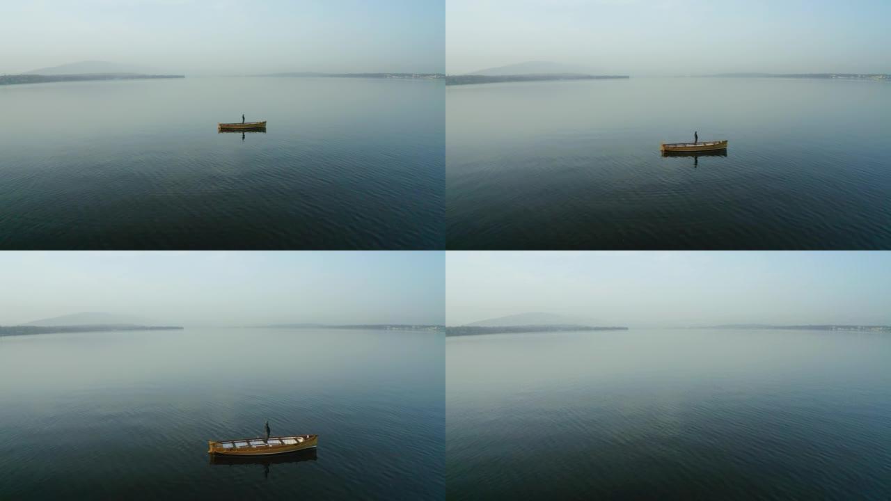 日出时，一个人独自在日内瓦湖中部的船上拍摄