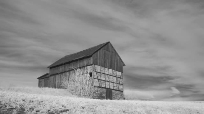 灰度，在乡下的一个古老的木制小屋的延时视频