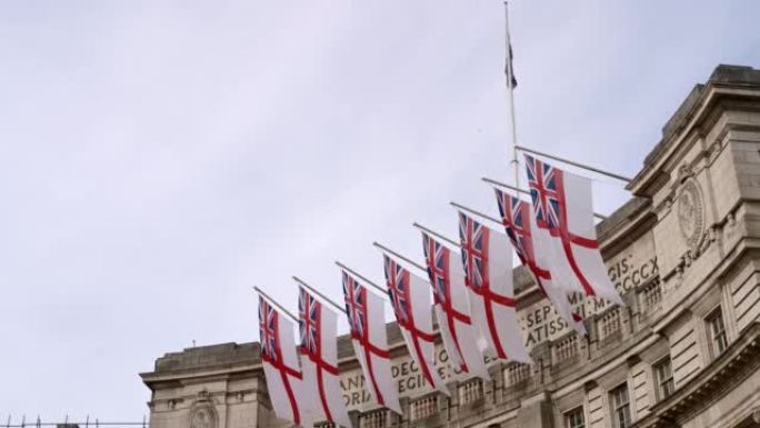 伦敦金钟拱门悬挂的白色Ensign旗帜，用于白金禧年庆祝活动